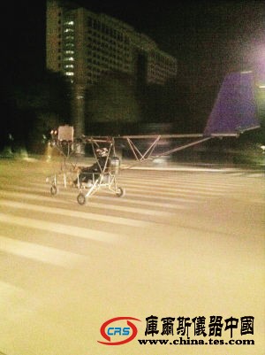 慈溪新城大道半夜驚現(xiàn)土飛機(組圖)