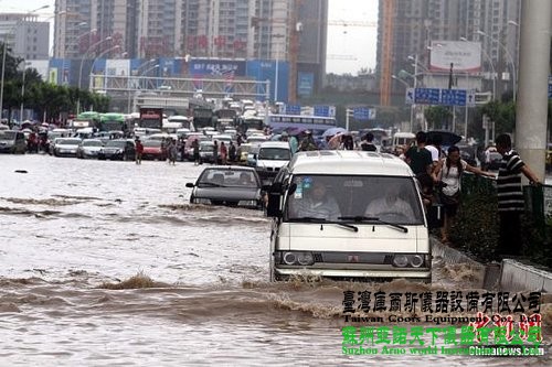 6月18日，車輛在武漢積水的道路上艱難行駛。當日，武漢降大到暴雨，全城多處交通要道積水嚴重，交通幾近癱瘓。中新社發 張暢 攝