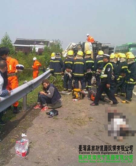 沿江高速大巴與貨車相撞 已導(dǎo)致十余人死亡