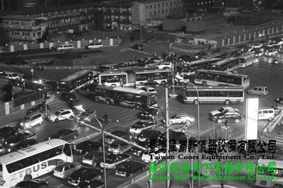 去年11月23日晚高峰，朝陽北路與青年路交匯路口，四個方向駛來的車輛已將路口堵死。昨起，“史上ZUI嚴交規”正式實施。資料圖片/新京報記者 侯少卿 攝